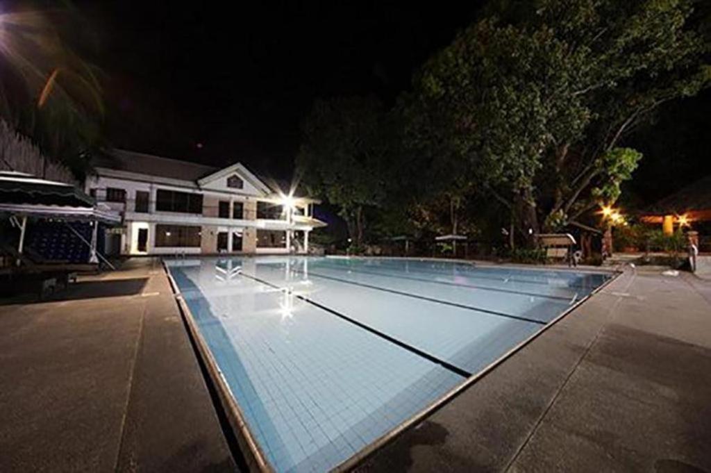 Woodland Hotel Angeles Bagian luar foto